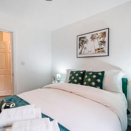 Livestay-New Private Apartment Building Minutes From Heathrow Slough Exterior foto