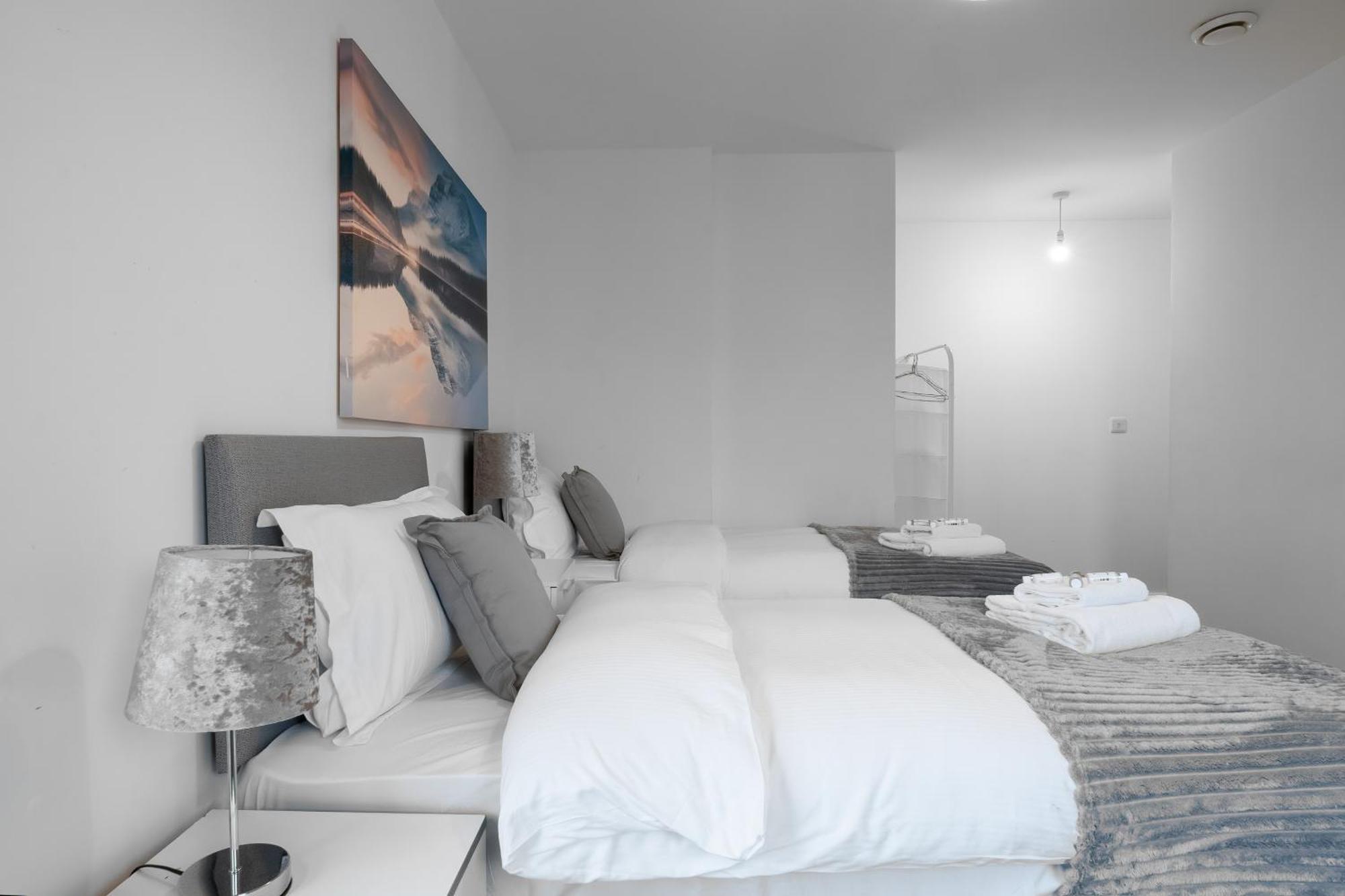 Livestay-New Private Apartment Building Minutes From Heathrow Slough Exterior foto